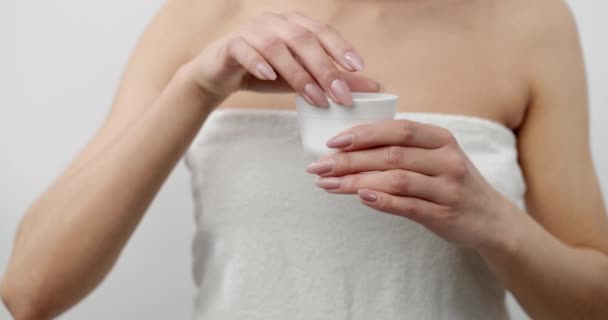 Mujer delgada en el frasco de crema de apertura de toalla de baño — Vídeo de stock