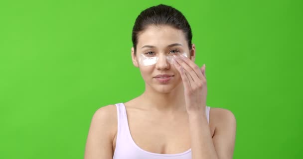 Belle femme utilisant des patchs pour les soins de la peau autour des yeux — Video