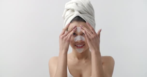 Attraktiv kvinna med ansiktsmask remsor på t-zonen — Stockvideo