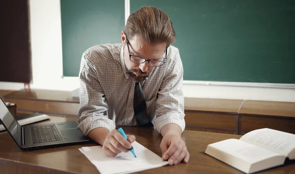 Teacher checking students works — Stockfoto