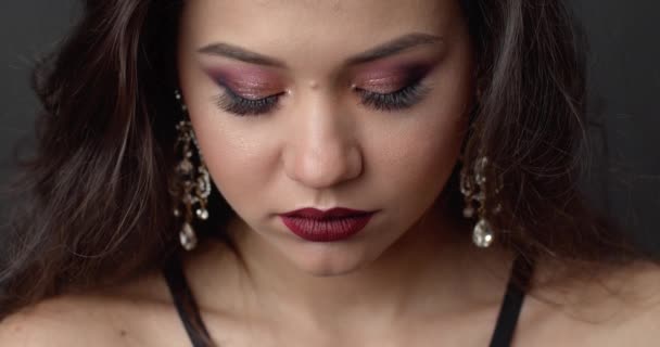 Primer plano de la mujer con el peinado de moda y maquillaje creativo — Vídeo de stock