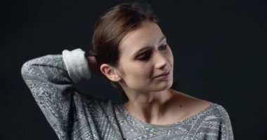 Stüdyoda ciddi yüz ifadesi olan çekici bir kadın.