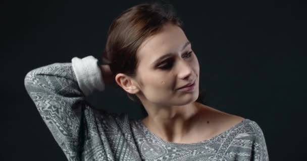 Aantrekkelijke vrouw met serieuze gezichtsuitdrukking in studio — Stockvideo
