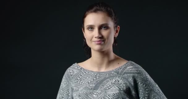 Retrato de una mujer bastante sonriente mirando a la cámara — Vídeos de Stock