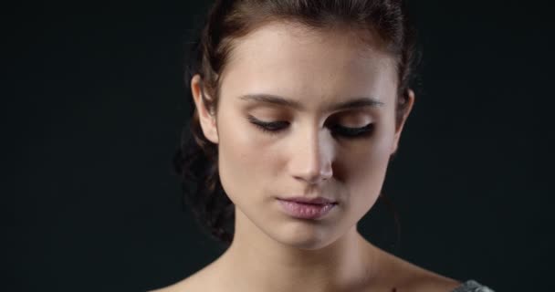 Gros plan portrait de femme réfléchie posant en studio — Video