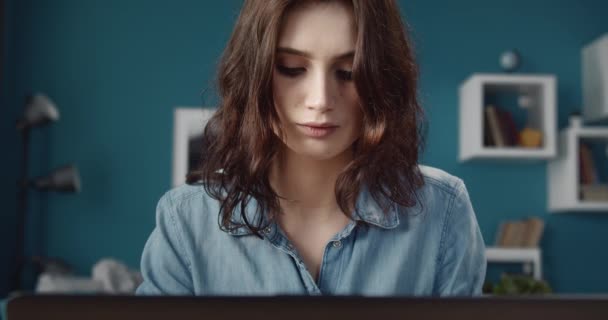 Primo piano di bella donna mentre si lavora sul computer — Video Stock