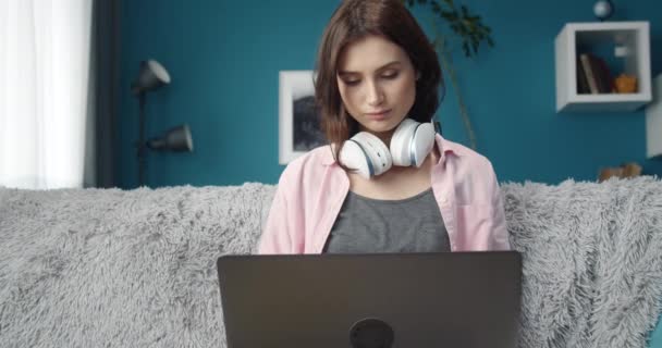 Menina alegre desfrutando de tempo de lazer com laptop — Vídeo de Stock