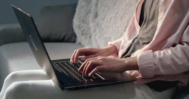 Close up de jovem mulher sentada no sofá com laptop — Vídeo de Stock