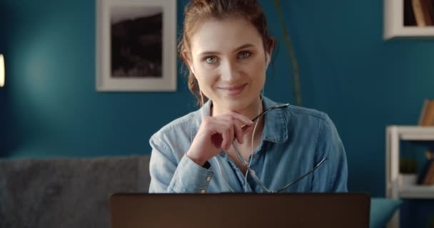 Retrato de mulher sorridente sentada na mesa com laptop — Vídeo de Stock