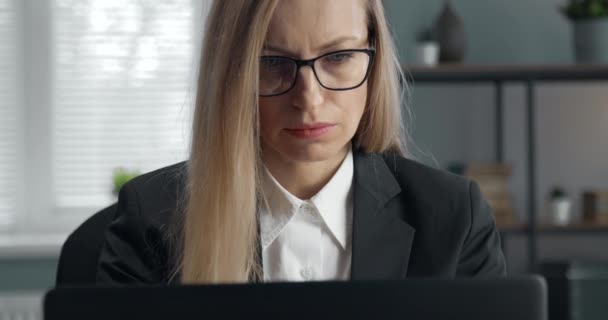 Mulher sentada no local de trabalho e usando computador — Vídeo de Stock