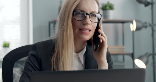 Reifer Manager mit Telefonkonferenz im modernen Büro — Stockvideo