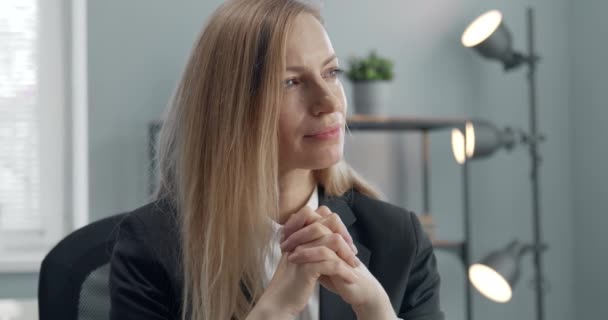 Porträtt av business lady ler och tittar på kameran — Stockvideo