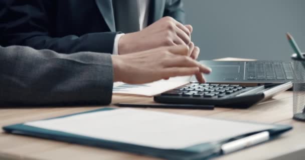 Primo piano dei partner commerciali che lavorano alla relazione finanziaria — Video Stock