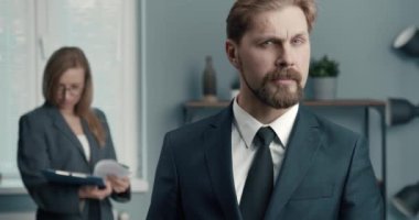 Olgun iş adamı gülümsüyor ve kameraya bakıyor.