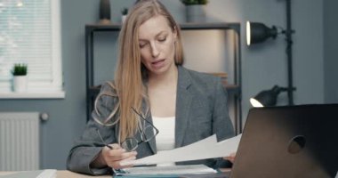 İş kadını ofiste online konuşma yapıyor.