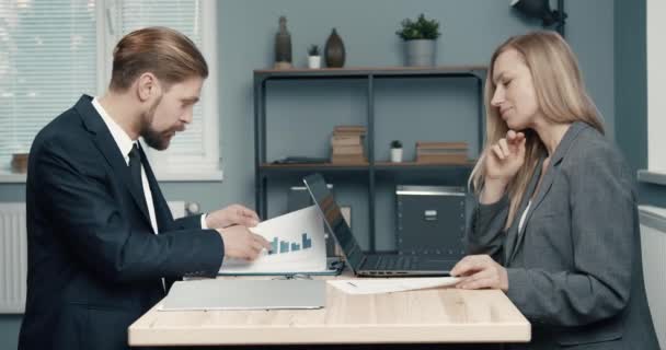 Affärspartner som sitter på kontoret under videochatten — Stockvideo