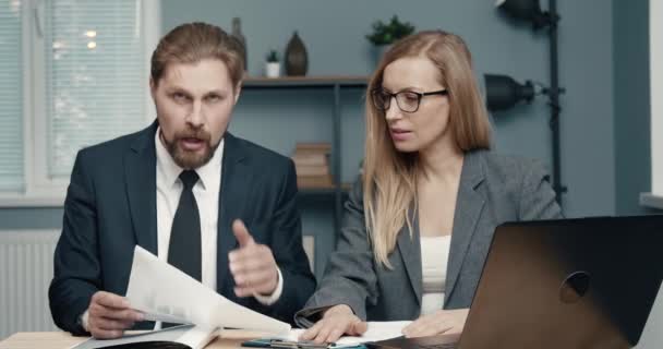 Bedrijfsmedewerkers in business suits hebben videoconferentie — Stockvideo