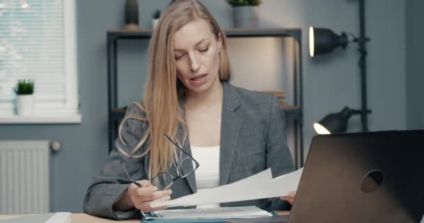 Empresária tendo conversa online no escritório — Vídeo de Stock