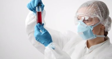 Doktor Coronavirus analizi için kanla test tüpü tutuyor.