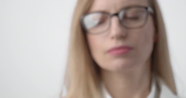 코로나 바이러스라는 이름이 붙은 유리병을 들고 있는 의사 — 비디오