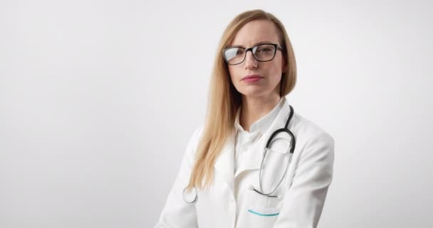 Médico sorridente em uniforme médico sobre fundo branco — Vídeo de Stock