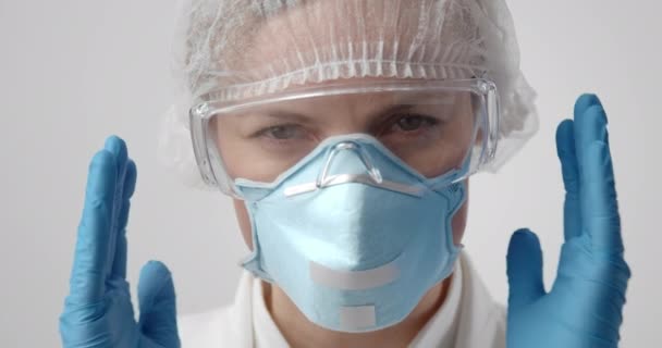 Primer plano de la doctora en uniforme médico en el estudio — Vídeo de stock