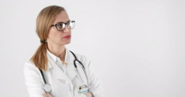 Stüdyoda poz veren doktor portresi.