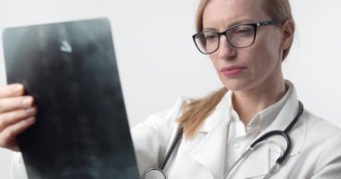 Kadın Doktor Röntgen resmi inceleyerek portresi