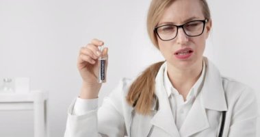 Doktor koronavirüsten korunma önlemlerinden bahsediyor.