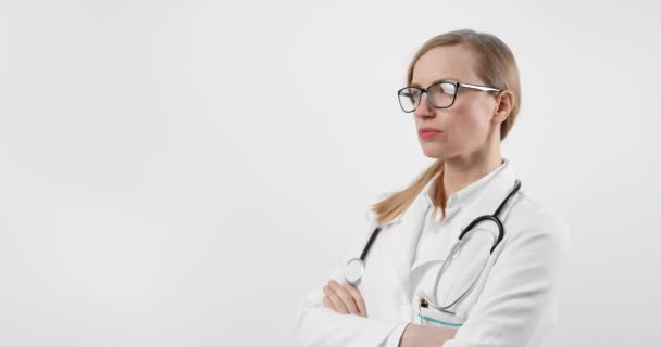 Medico specialista in camice bianco e occhiali da vista — Video Stock