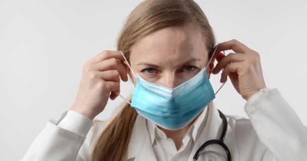 Retrato de doctora poniéndose máscara protectora — Vídeos de Stock