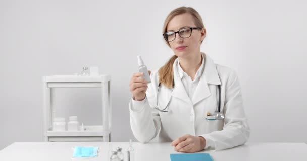 Medico parlando della necessità di utilizzare antisettico — Video Stock