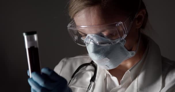 女性医師は、コロナウイルスを識別するために診療所でテストを行う — ストック動画