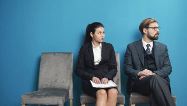 İş arayanlar kabul toplantısı için bekliyorlar