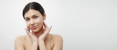 Yarı çıplak güzellik yüzlere dokunuyor.