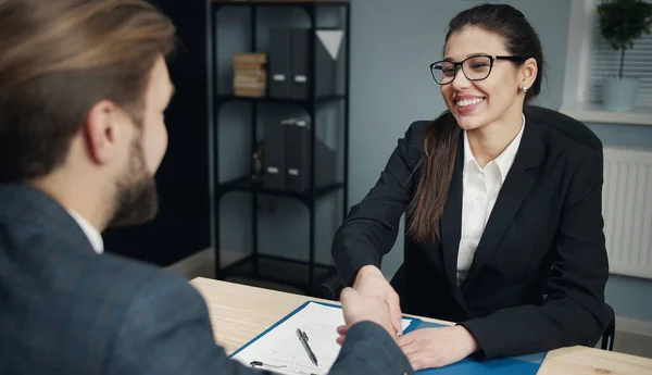 İş Adamları Tokalaşıyor