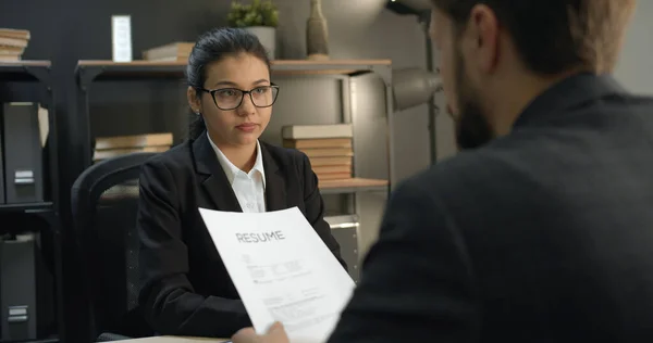 Jovencita postulando para vacante —  Fotos de Stock