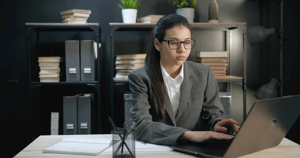 Jonge zakenvrouw werken op de computer — Stockfoto