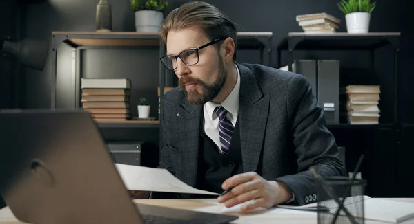 Hombre de negocios adulto comprobando datos —  Fotos de Stock