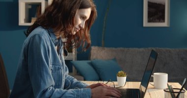 Dizüstü bilgisayar kullanan neşeli kadın