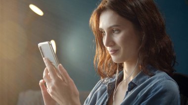 Cep telefonu portresi kullanan güzellik