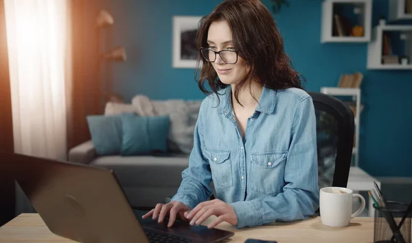 Dizüstü bilgisayarda çalışan memnun kadın