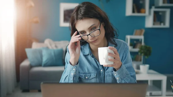 Mujer enfocada buscando pantalla portátil —  Fotos de Stock