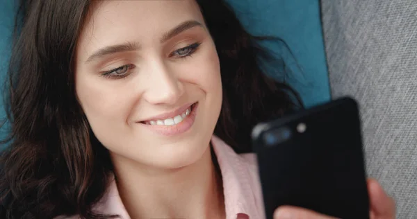 Dama de cabello oscuro usando el primer plano del teléfono celular —  Fotos de Stock