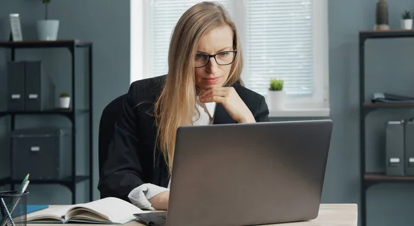 Femme d'affaires ordinateur portable de travail dans le bureau — Photo