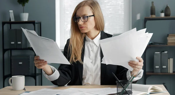 Businesswoman holding heaps of papers — Stock Photo, Image