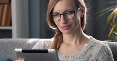 Evde elektronik cihaz kullanan kadına yakın çekim