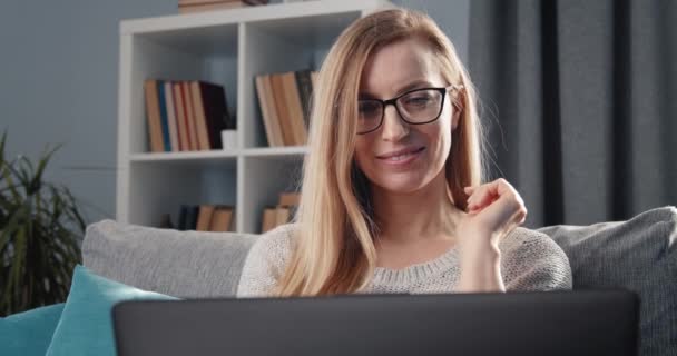 Volwassen dame die video chat op laptop thuis — Stockvideo