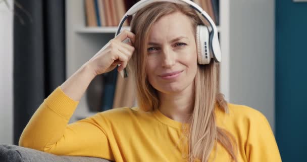 무선 헤드폰으로 음악을 듣고 있는 여성의 모습 — 비디오
