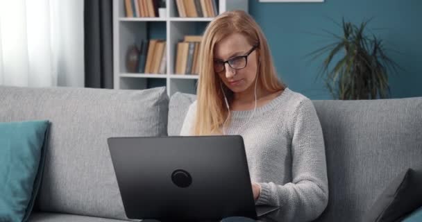 Dame sérieuse dans les lunettes de travail sur ordinateur portable personnel — Video